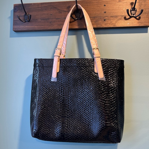 Handbags - 🔥🆕🔥 Black Snakeskin Embossed Tote Bag - Contrast Tan Straps